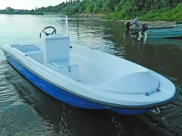 Стеклопластиковая лодка Пингвин с консолью (тримаран) в Ухте