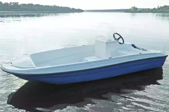 Стеклопластиковая лодка Пингвин с консолью (тримаран) в Ухте