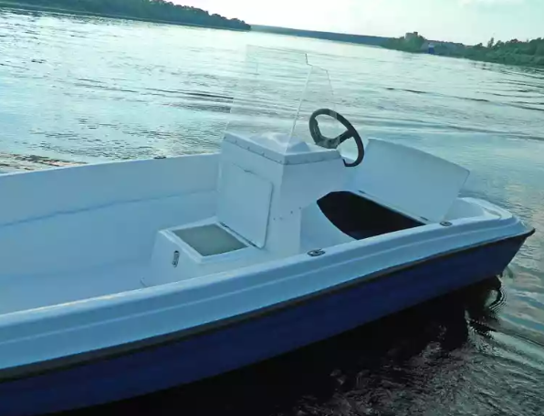 Стеклопластиковая лодка Пингвин с консолью (тримаран) в Ухте