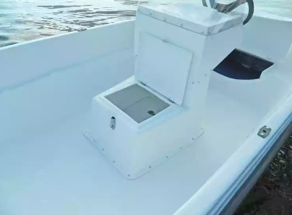 Стеклопластиковая лодка Пингвин с консолью (тримаран) в Ухте