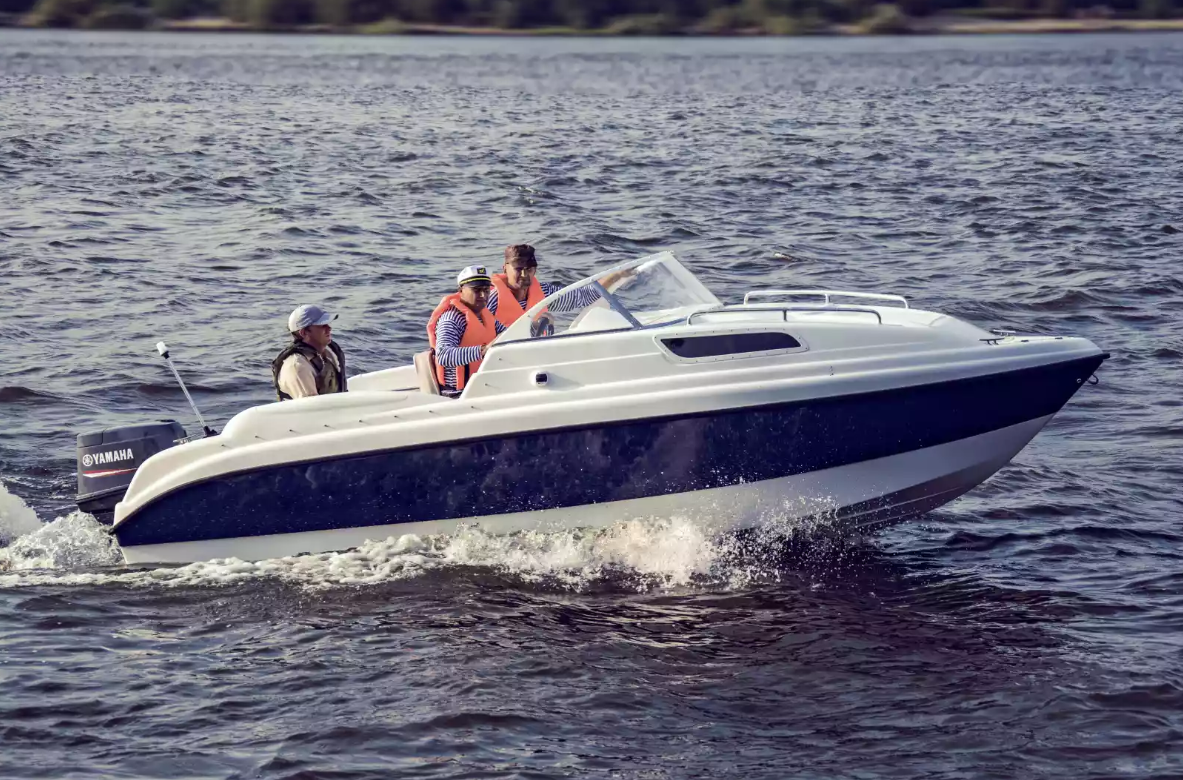 Стеклопластиковый катер Neman-550 с каютой в Ухте