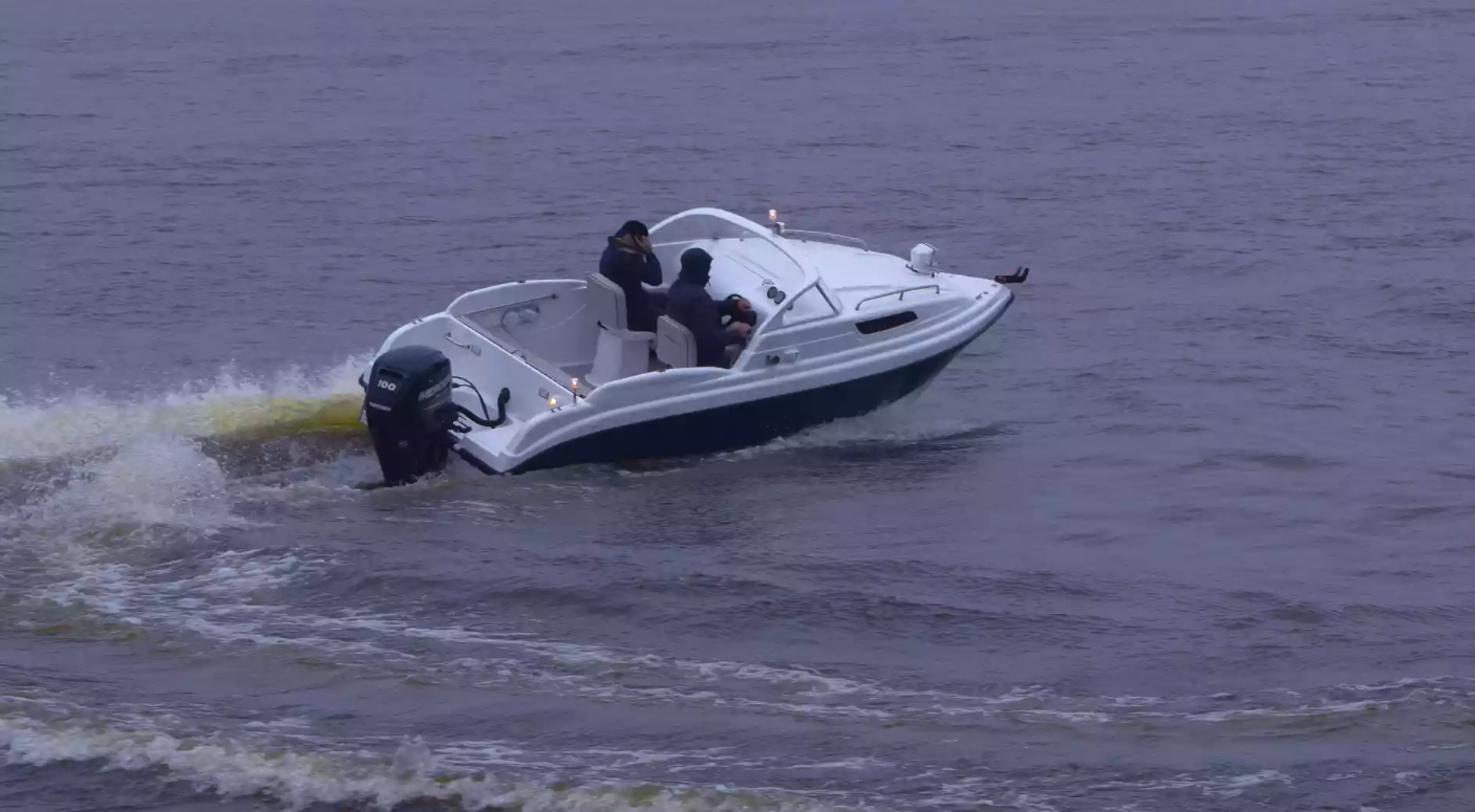 Стеклопластиковый катер Neman-550 с каютой в Ухте