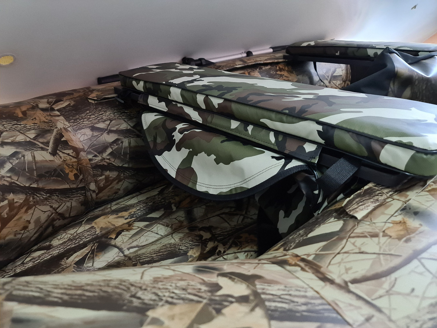 КОМПЛЕКТ МЯГКИХ НАКЛАДОК С СУМКОЙ ДЛЯ ЛОДОК 105Х20 КАМУФЛЯЖ в Ухте